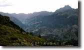 Colle Agnel (2744m)

Blick vom Colle di Sampyere (2284m) Richtung West zum Monte Viso (3841m, rechts) und ber das Valle Varaita, welches zum Colle Agnel (2744m) fhrt. In der Bildmitte gut zu erkennen, ist der kleine Stausee bei Ponte Chiannale (1620m). 